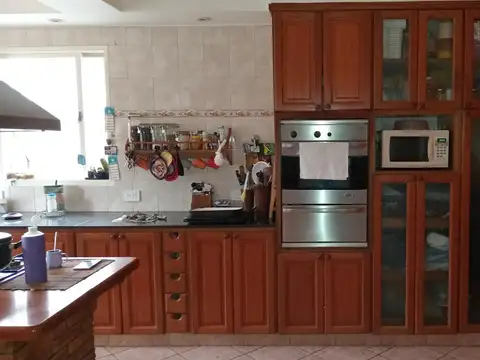 CASA DE 4 DORMS EN CIUDADELA CON FONDO PARQUIZADO Y COCHERA