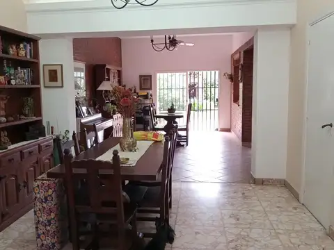 VENTA CASA  5 AMB EN CIUDADELA CON FONDO, PARQUE  Y COCHERA