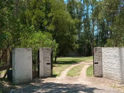 FRACCION DE 3,7 HECTAREAS  CON ARBOLEDA Y ARROYO
