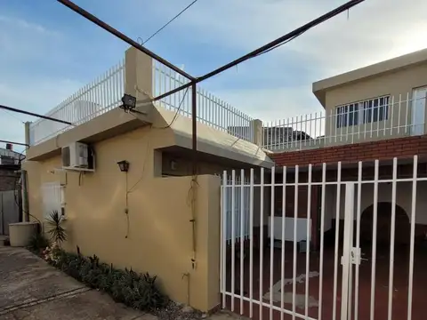 Casa en Venta 2 dormitorios-patio-terraza-cochera para 4 vehículos