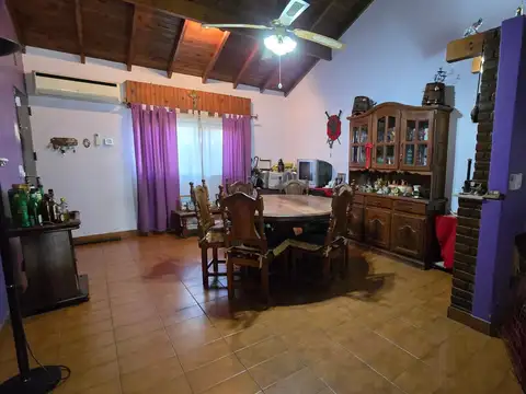 Casa 4 ambientes con 2 baños