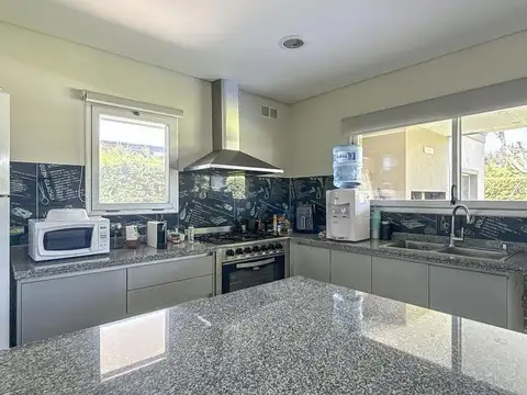 Casa 5 ambientes con 3 baños