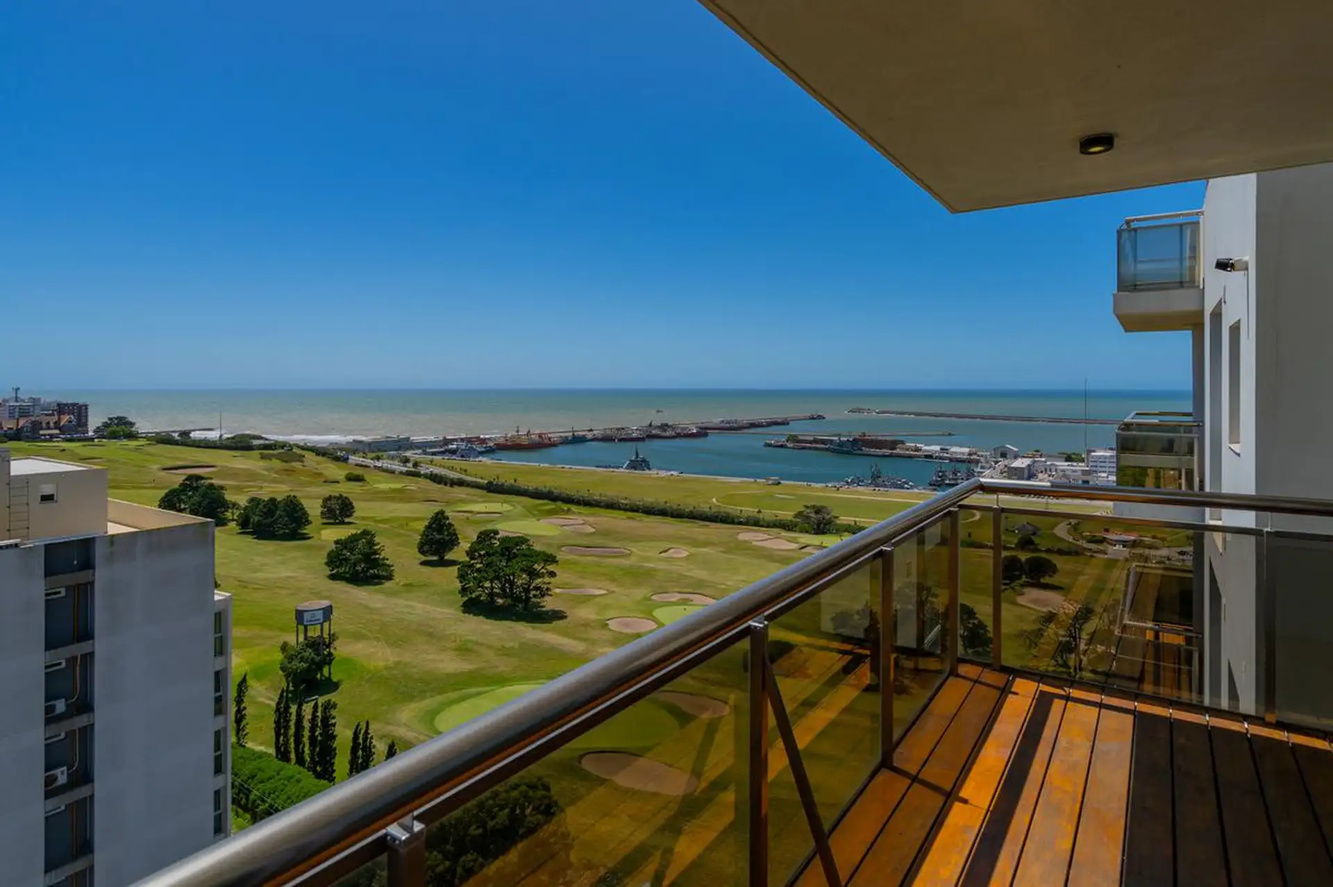 Moderno departamento de categoría, con vista al mar y al golf de Playa Grande