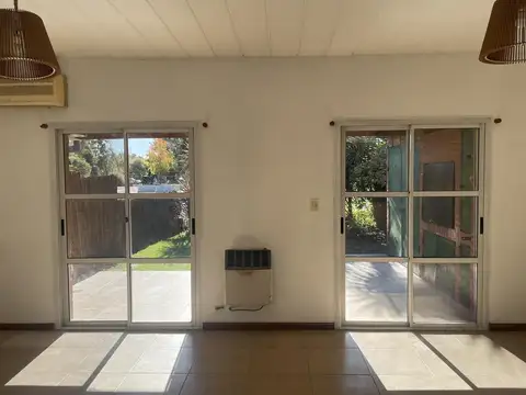 Casa en Alquiler con 2 cocheras