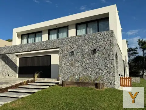 Casa en venta - 5 Dormitorios 7 Baños - Marítimo I