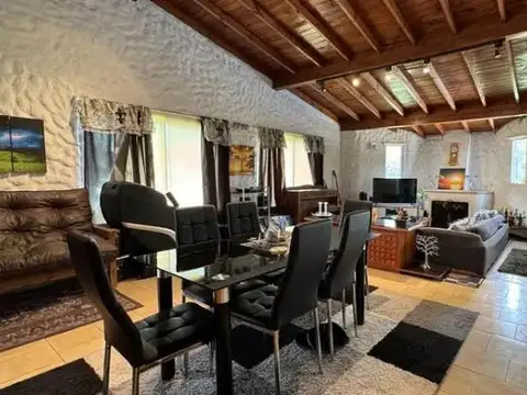 Casa 4 ambientes con 2 baños