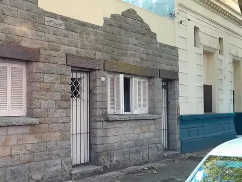 VENTA CASA 3 amb + DPTO A REFACCIONAR - LA PERLA 