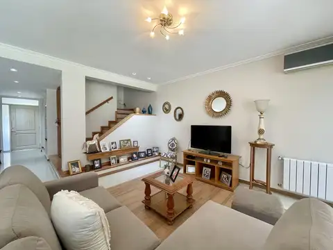 Casa en Alquiler con 2 cocheras