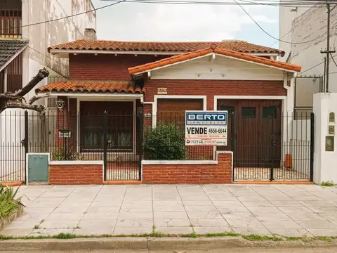 *CHALET DE 4 AMB. SOBRE LOTE DE 8,66 X 35    *TODO EN PLANTA BAJA 