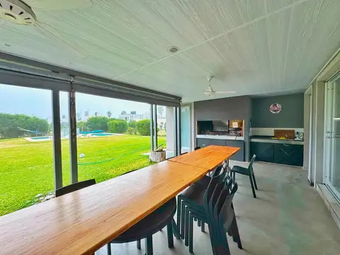 Casa en Venta con 3 cocheras