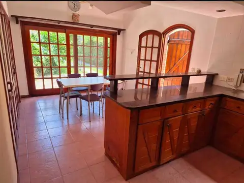 Casa de 8 ambientes con pileta, quincho , parrilla y patio en Quilmes Oeste