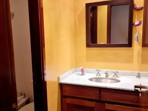 Casa de 8 ambientes con pileta, quincho , parrilla y patio en Quilmes Oeste