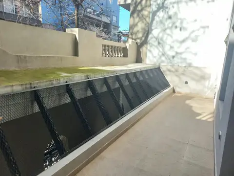 VENTA DEPARTAMENTO SEMI PISO TRES AMBIENTES -COCHERA INCLUIDA - CABALLITO