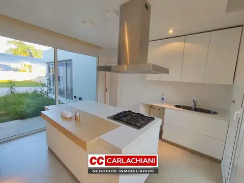 Casa 6 ambientes con 2 baños