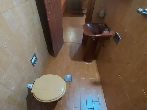 CASA MULTIFAMILIAR LOCAL EN ESQUINA GARAJES GALPÓN