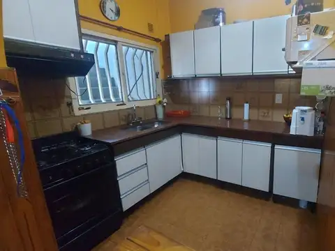 Casa 9 ambientes con 3 baños