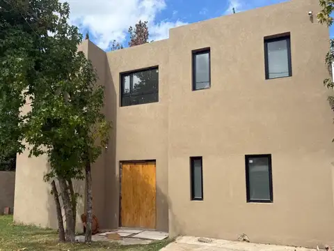 VENTA CASA BARRIO SEMICERRADO SAN JERONIMO BAJAS EXPENSAS LOTE INTERNO 4 AMB PILETA