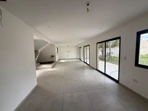 Casa en Venta con 2 cocheras