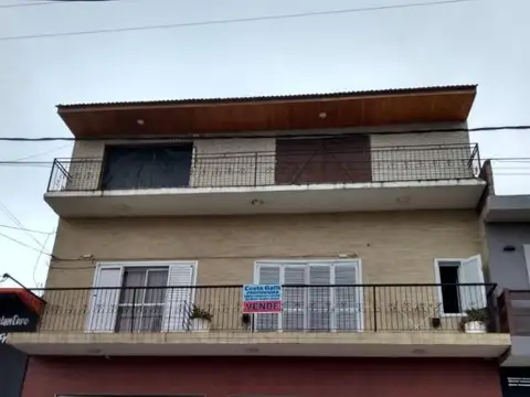 Departamento tipo casa 3 ambientes con balcón a la calle.