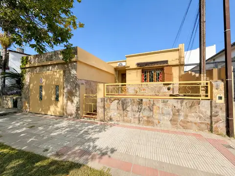Casa 2 dormitorios, cochera y patio, Paraná