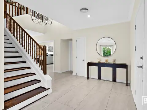 Casa 7 ambientes con 5 baños