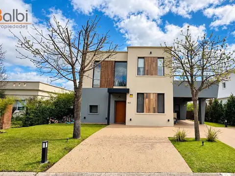 Casa 5 Ambientes con Diseño Arquitectónico - Barrio Santa Guadalupe