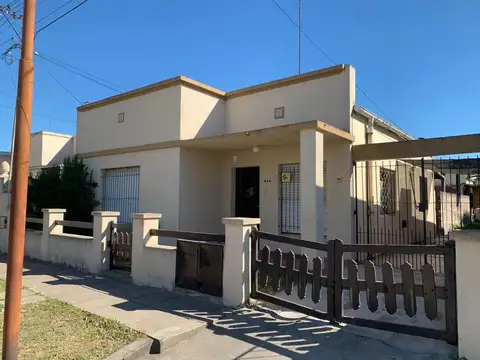 ALQUILER CASA 3 Amb., 2 hab., 2 baños, Cocina/comedor, parque c/jardin, cochera descubierta