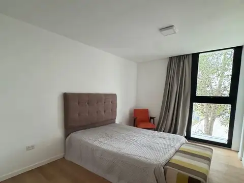 Casa en Alquiler con 6 cocheras