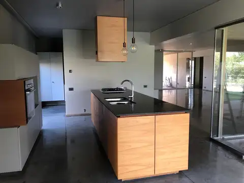 Casa en Alquiler con 2 cocheras