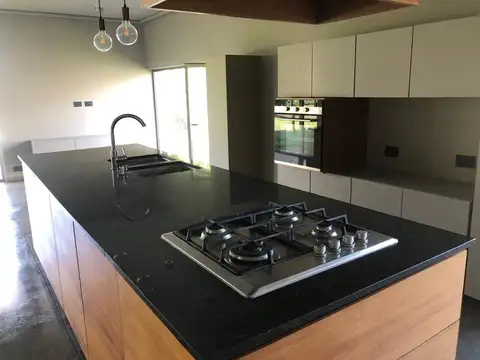 Casa de 4 dormitorios en alquiler en barrio cerrado funes