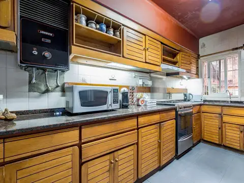 VENTA/PERMUTA - Casa 4 dormitorios, patio seco con parrilla. España y Hospitales, Rosario.