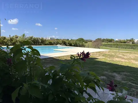 Casa en alquiler anual a estrenar de 6 ambientes con pileta y vista al golf en el Cantón, Escobar