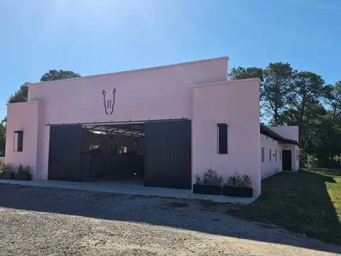 Campo de 7ha y 1900m2 construidos en Venta en Open Door