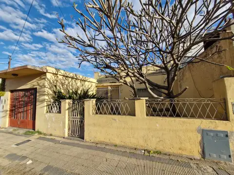 VENTA de Casa para 2 FAMILIAS. 3 Amb. cada uno. Frente y Fondo. Caseros
