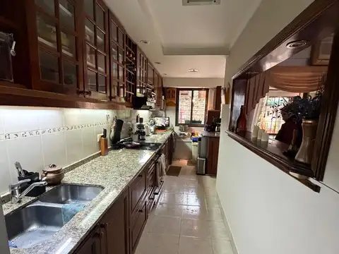 Casa 6 ambientes con 2 baños