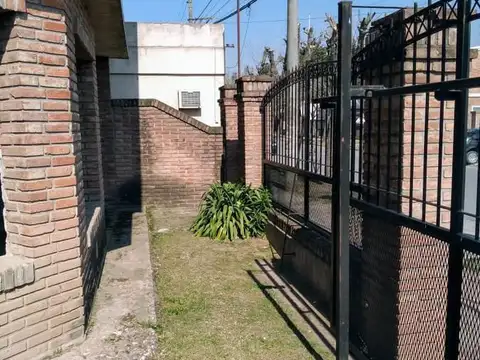 Casa 9 ambientes con 2 baños