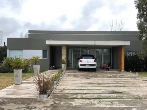 Casa en alquiler en Lomas de CB, 4 dormitorios.