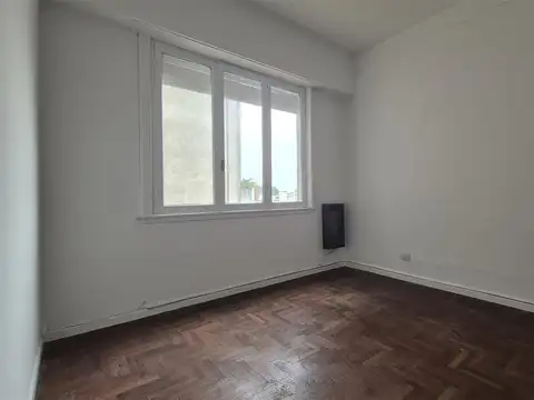 Departamento  5 ambientes, patio y balcón sobre - Villa Martelli