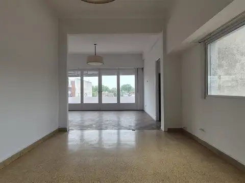 Departamento  5 ambientes, patio y balcón sobre - Villa Martelli