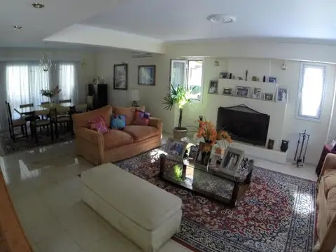 Casa en Alquiler con 4 cocheras