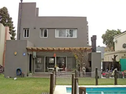 Casa en Venta con 2 cocheras