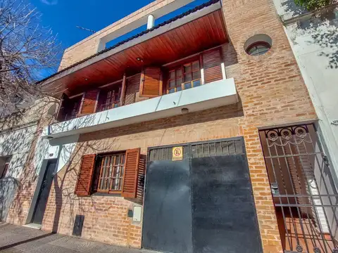 PH AL FRENTE DE 5 AMB. EN 3 PLTAS. CON PATIO Y TERRAZA!