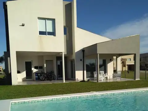 Casa en Venta con 2 cocheras