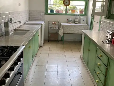Casa 9 ambientes con 4 baños