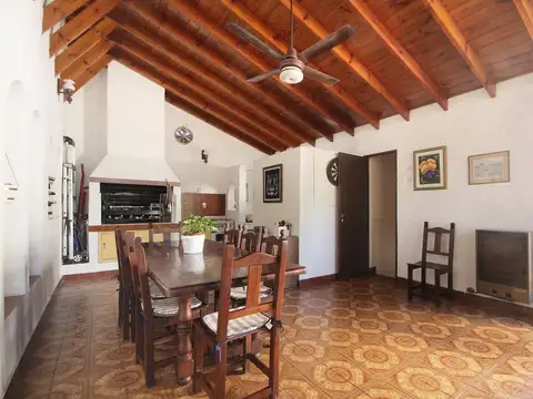 Casa 5 ambientes con 2 baños