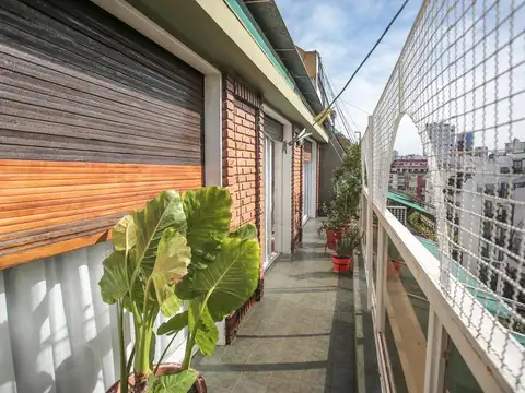 Semipiso al frente, 3 ambientes con dependencia, balcón corrido y cochera fija en Caballito.