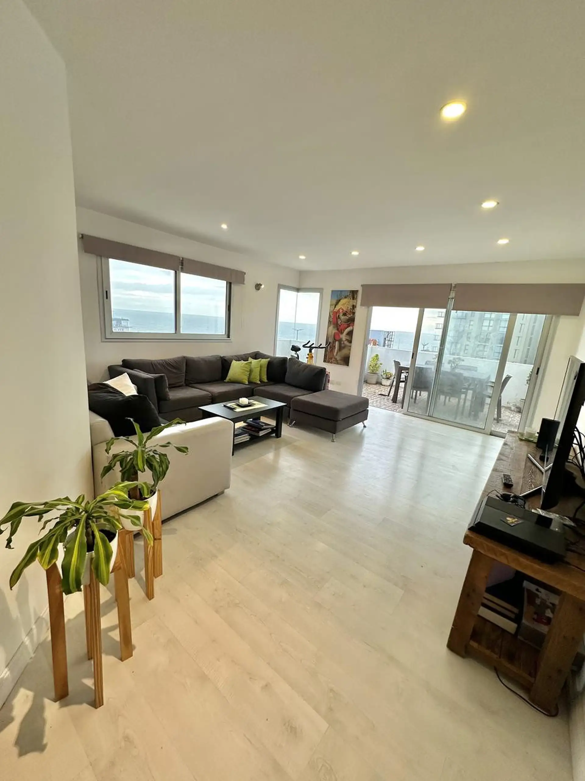 Departamento distribuido en un piso con terraza privada