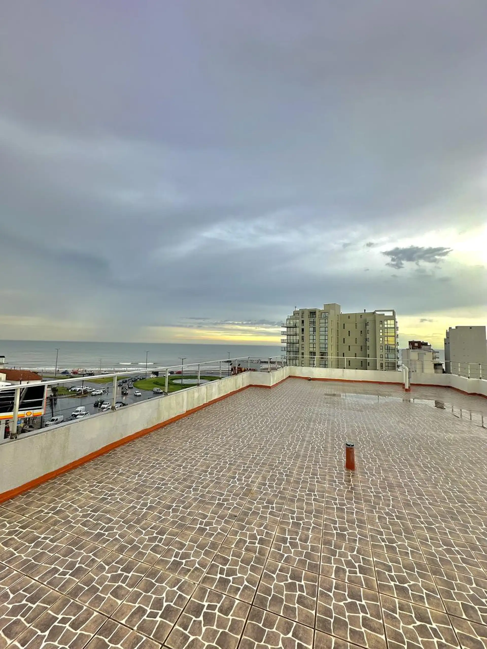 Departamento distribuido en un piso con terraza privada
