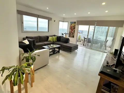 Departamento distribuido en un piso con terraza privada