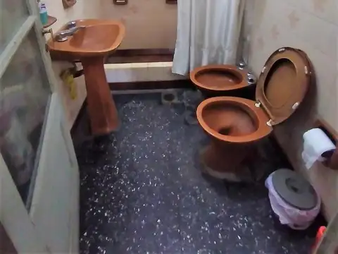 VENTA CASA CON DEPOSITO VILLA INSUPERABLE